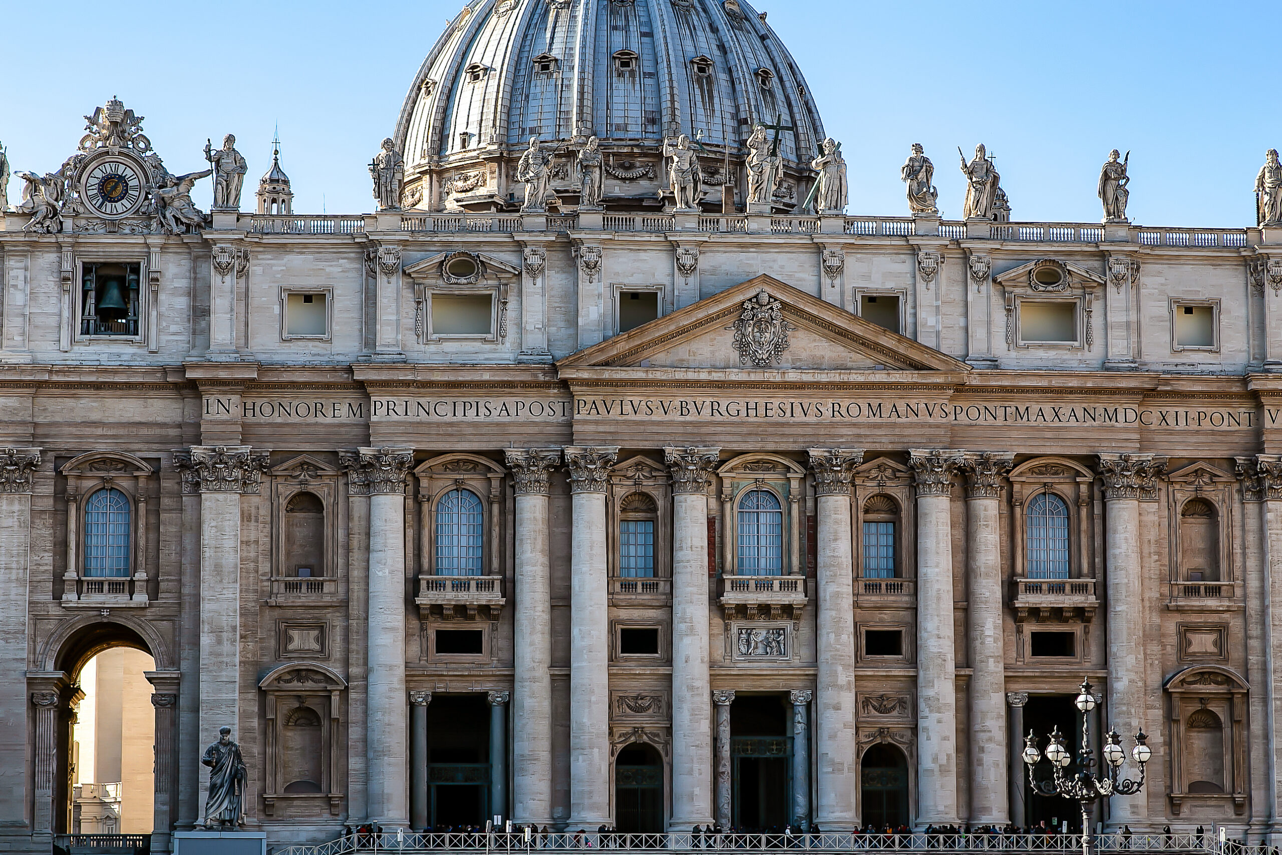 the-facade-of-st-peter-s-basilica-in-vatican-city-2026-01-11-10-01-47-utc