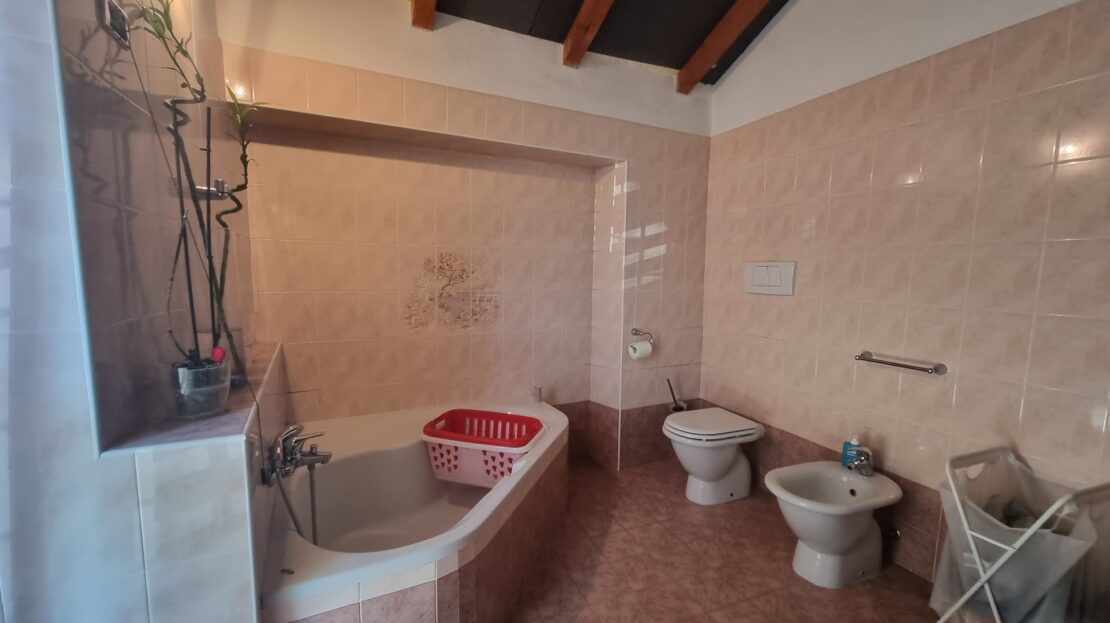 Fontanile, Itaalia, 4 Bedrooms Bedrooms, 8 Rooms Rooms,1 BathroomBathrooms,Villa,Müük,1001